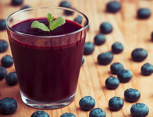 Blauer Smoothie gesüsst mit Datteln