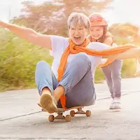 Senior und Kind auf Skateboard