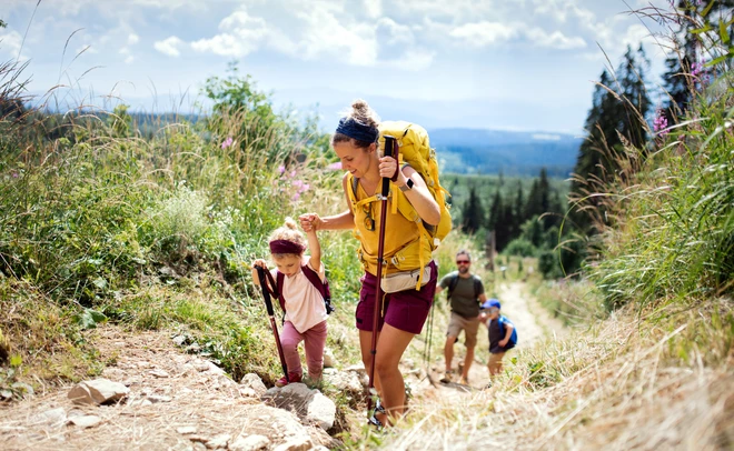 Familie am Wandern - Datteln ein schneller und nachhaltiger Energielieferant für Unterwegs